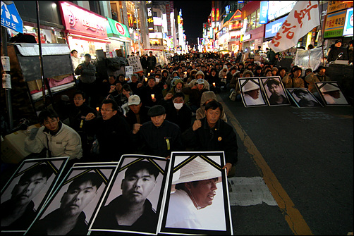 매일 촛불집회를 이어가던 부산지역에서도 주말을 맞아 전용철열사의 진상규명을 촉구하는 대규모 규탄집회를 열었다. 